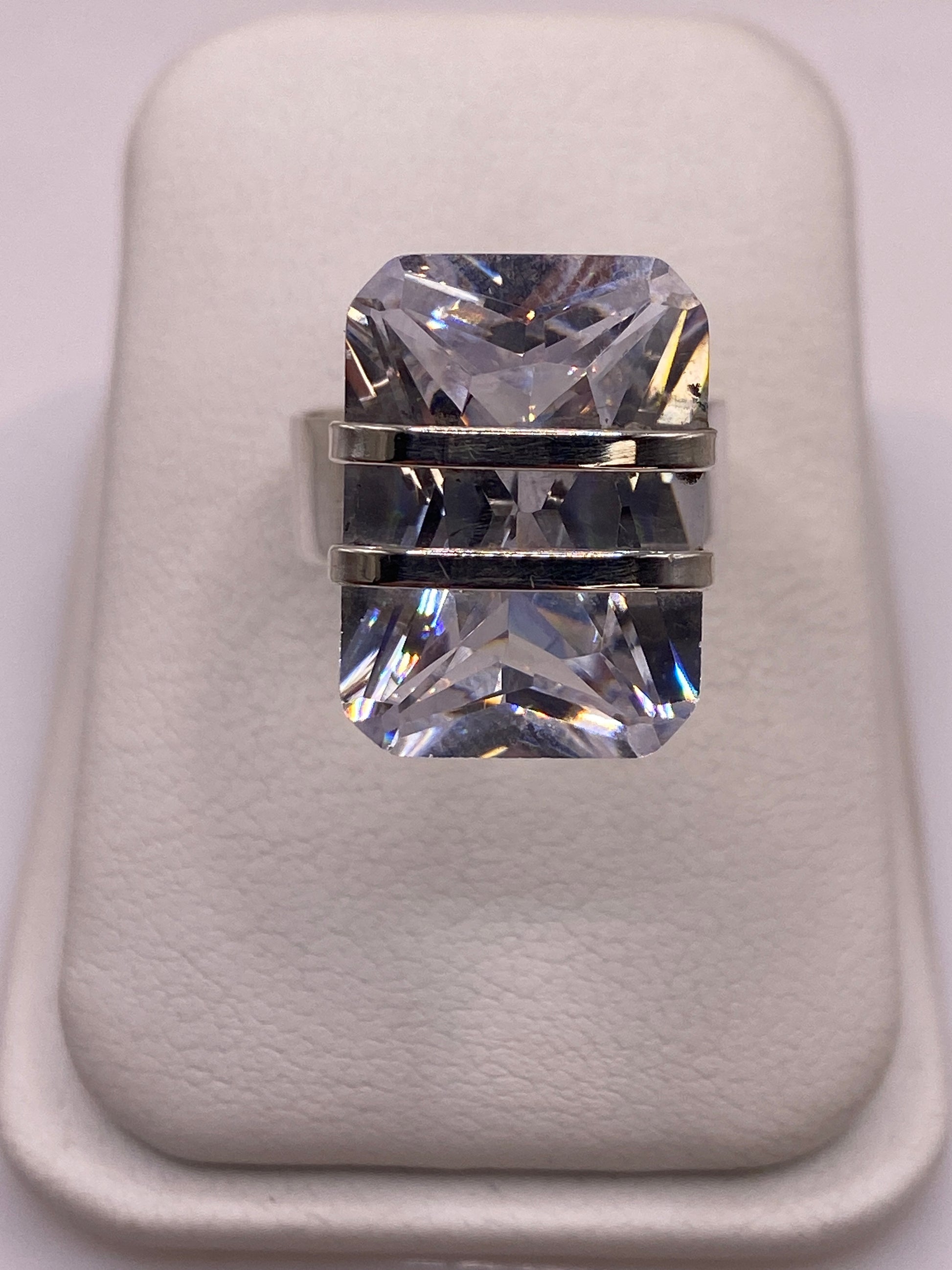 Anillo de plata ajustable con circonia cristalina brillante frente a frente