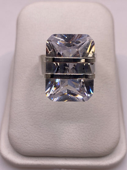 Anillo de plata ajustable con circonia cristalina brillante frente a frente