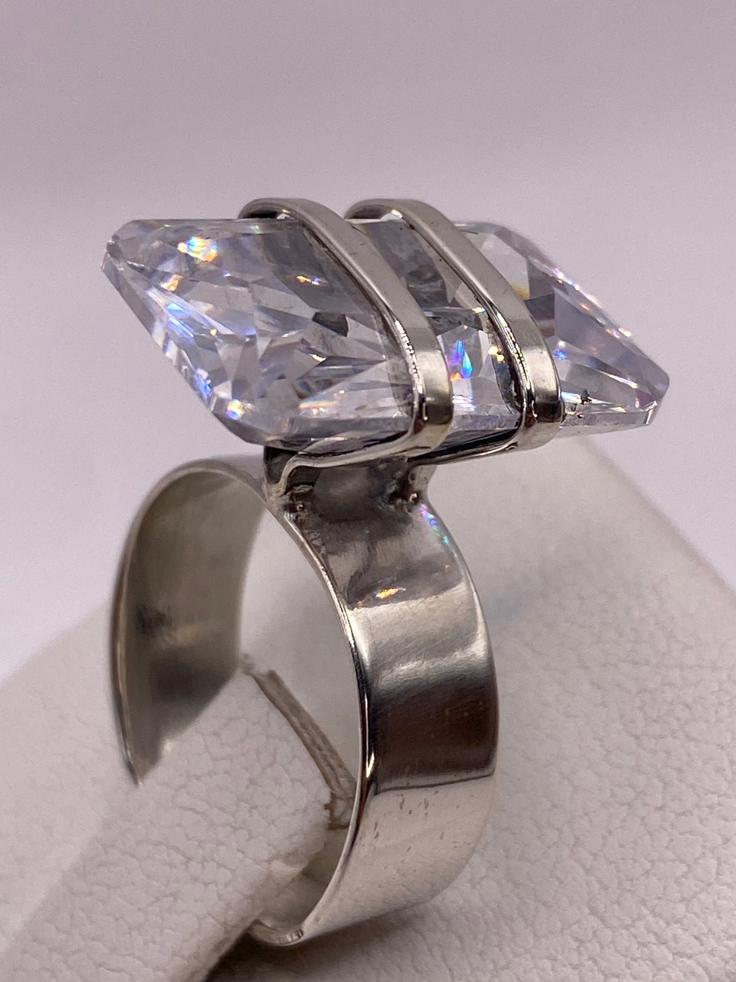 Vista lateral del anillo de plata pulida con engaste de circonia cristalina
