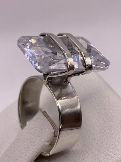 Vista lateral del anillo de plata pulida con engaste de circonia cristalina