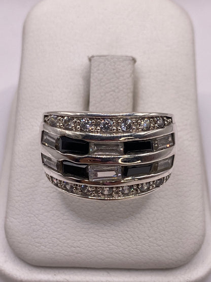 Anillo de plata multicapas con circonia multicolor visto de frente en mano