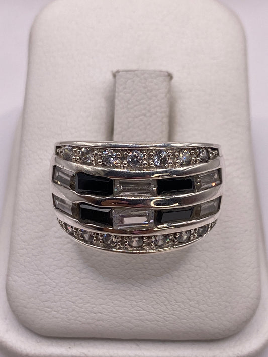 Anillo de plata multicapas con circonia multicolor visto de frente en mano