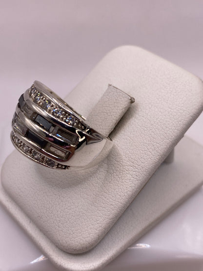 Vista lateral del anillo de capas en plata .925 mostrando profundidad del diseño