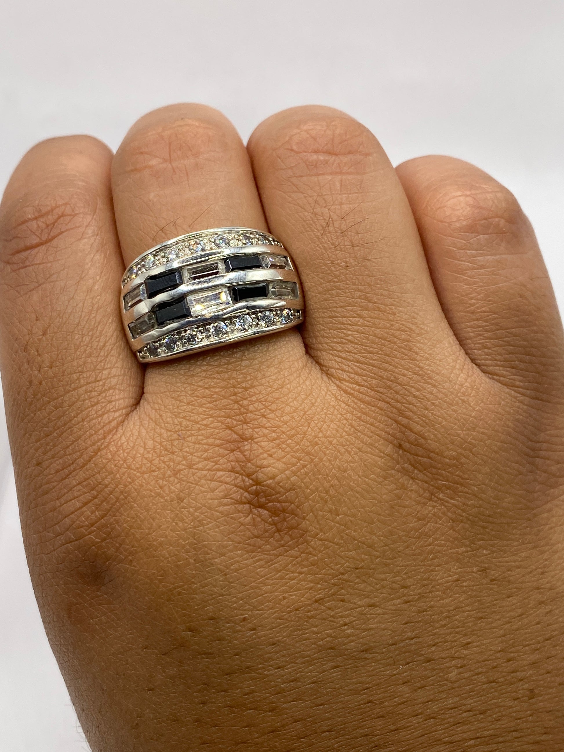 Anillo sobre fondo blanco mostrando el sello 925 Mexico en el interior