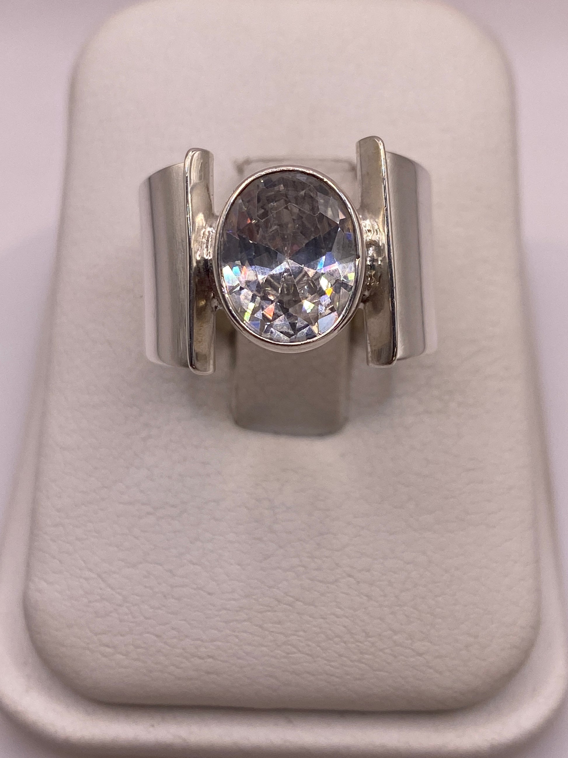 Anillo de plata .925 con circonia blanca en brazos asimétricos angulares, vista frontal