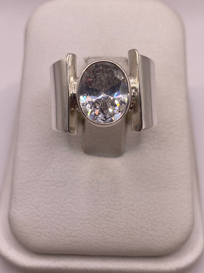 Anillo de plata .925 con circonia blanca en brazos asimétricos angulares, vista frontal
