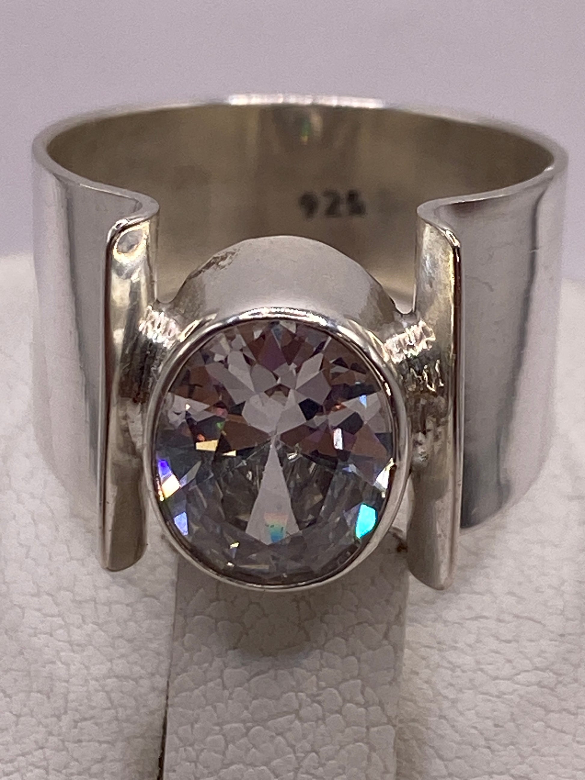 Anillo en la mano mostrando el diseño asimétrico y el brillo de la piedra