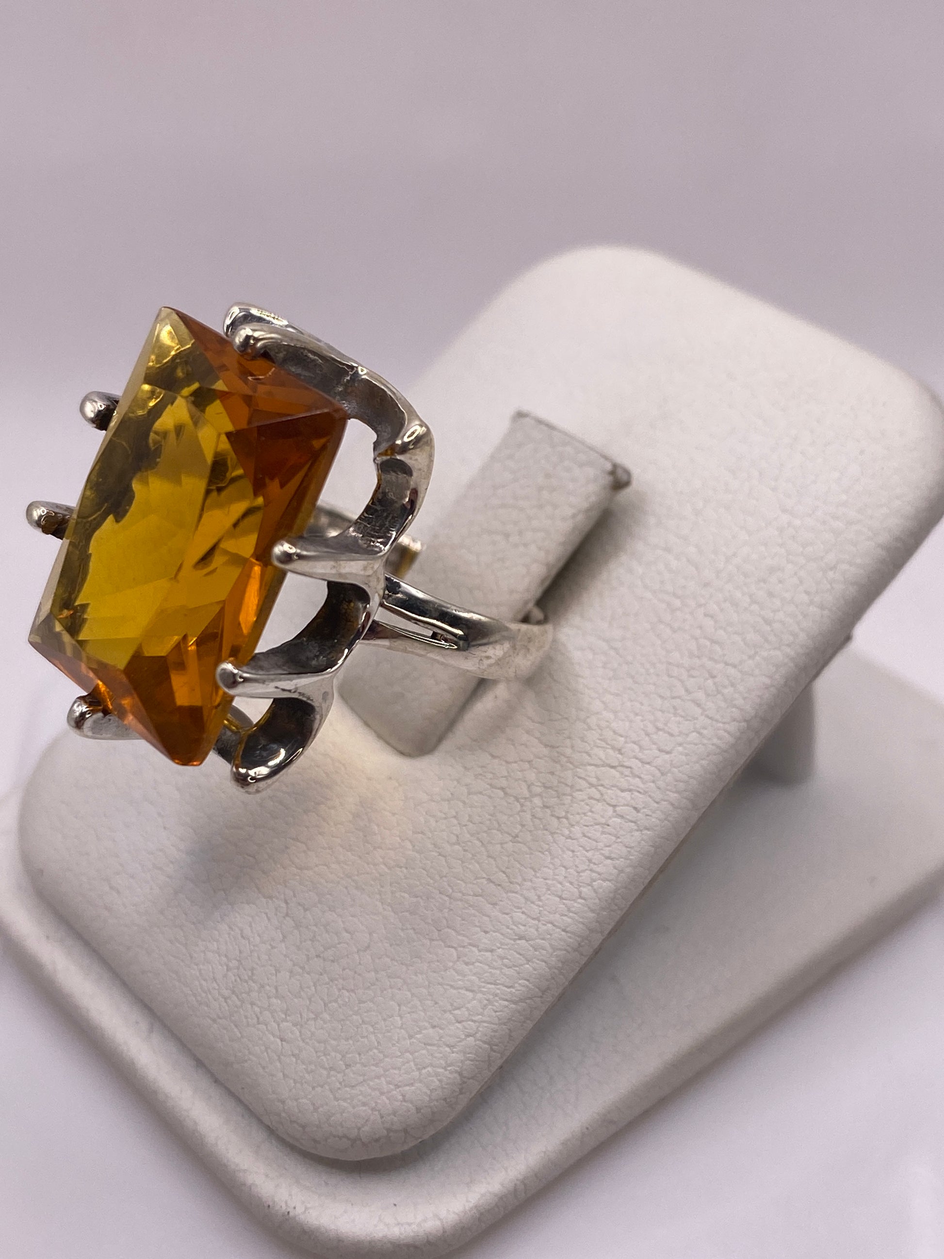 Detalle lateral del anillo mostrando el engaste a mano y la banda de plata .925