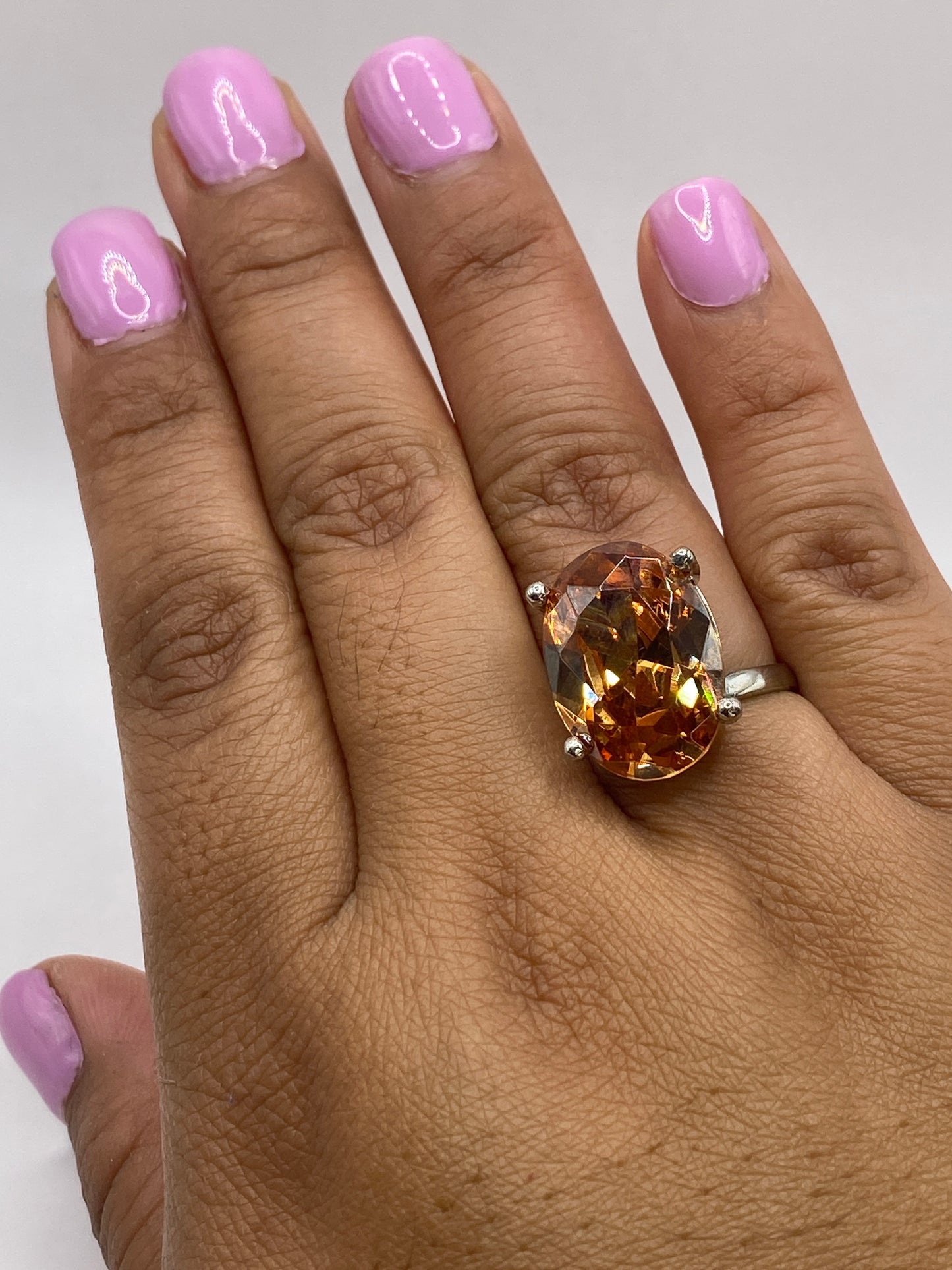 Anillo ajustable de plata en fondo blanco, mostrando sello .925 MEXICO