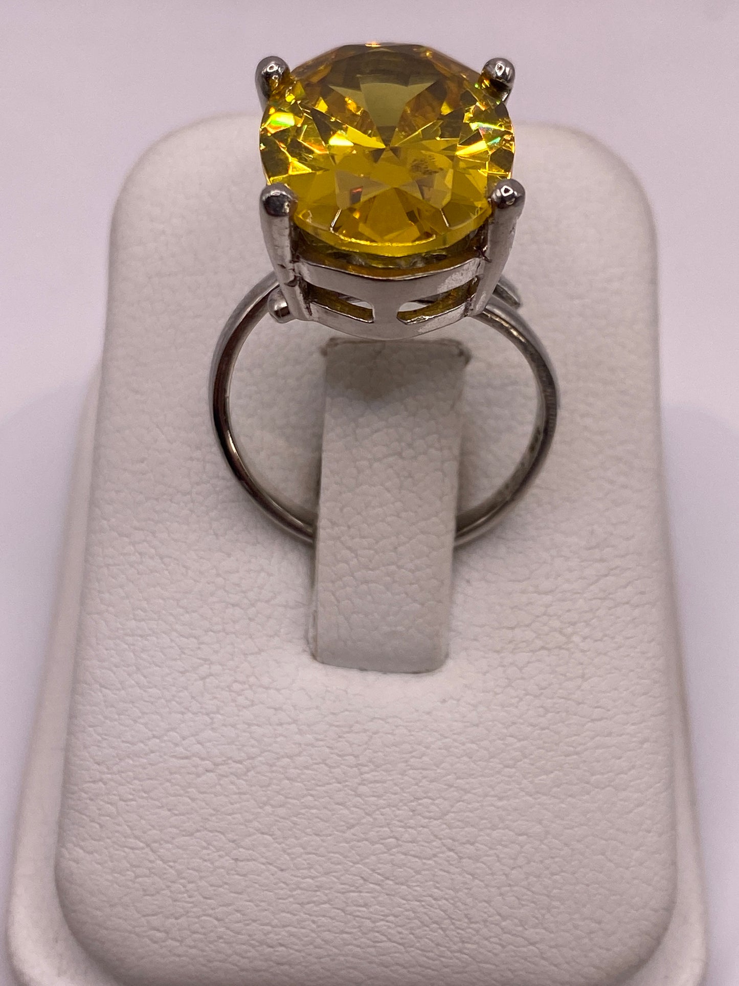 Anillo de plata solitario con circonia amarilla grande facetada, vista frontal