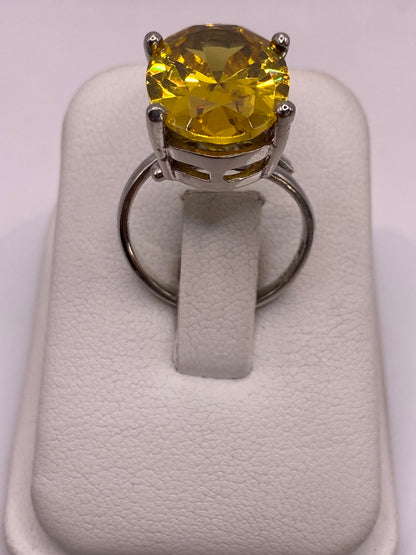 Anillo de plata solitario con circonia amarilla grande facetada, vista frontal