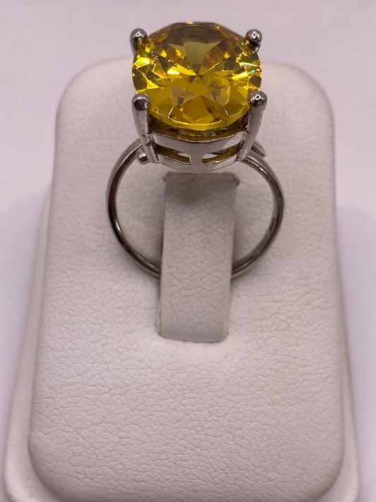 Anillo de plata solitario con circonia amarilla grande facetada, vista frontal