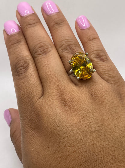 Anillo solitario amarillo sobre fondo blanco mostrando el sello 925