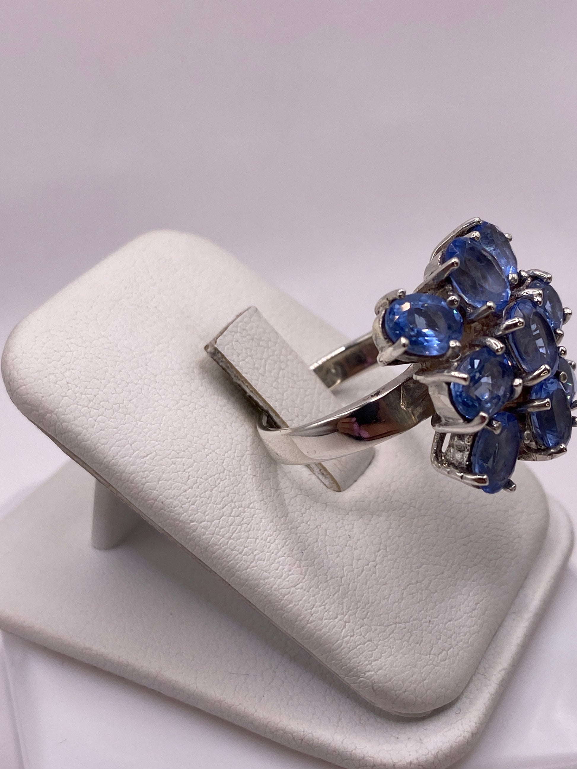 Vista frontal del anillo cocktail de circonia azul en plata .925
