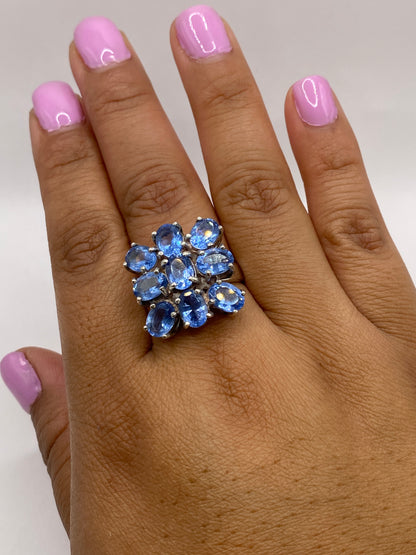 Anillo sobre fondo blanco mostrando el sello 925 en la banda