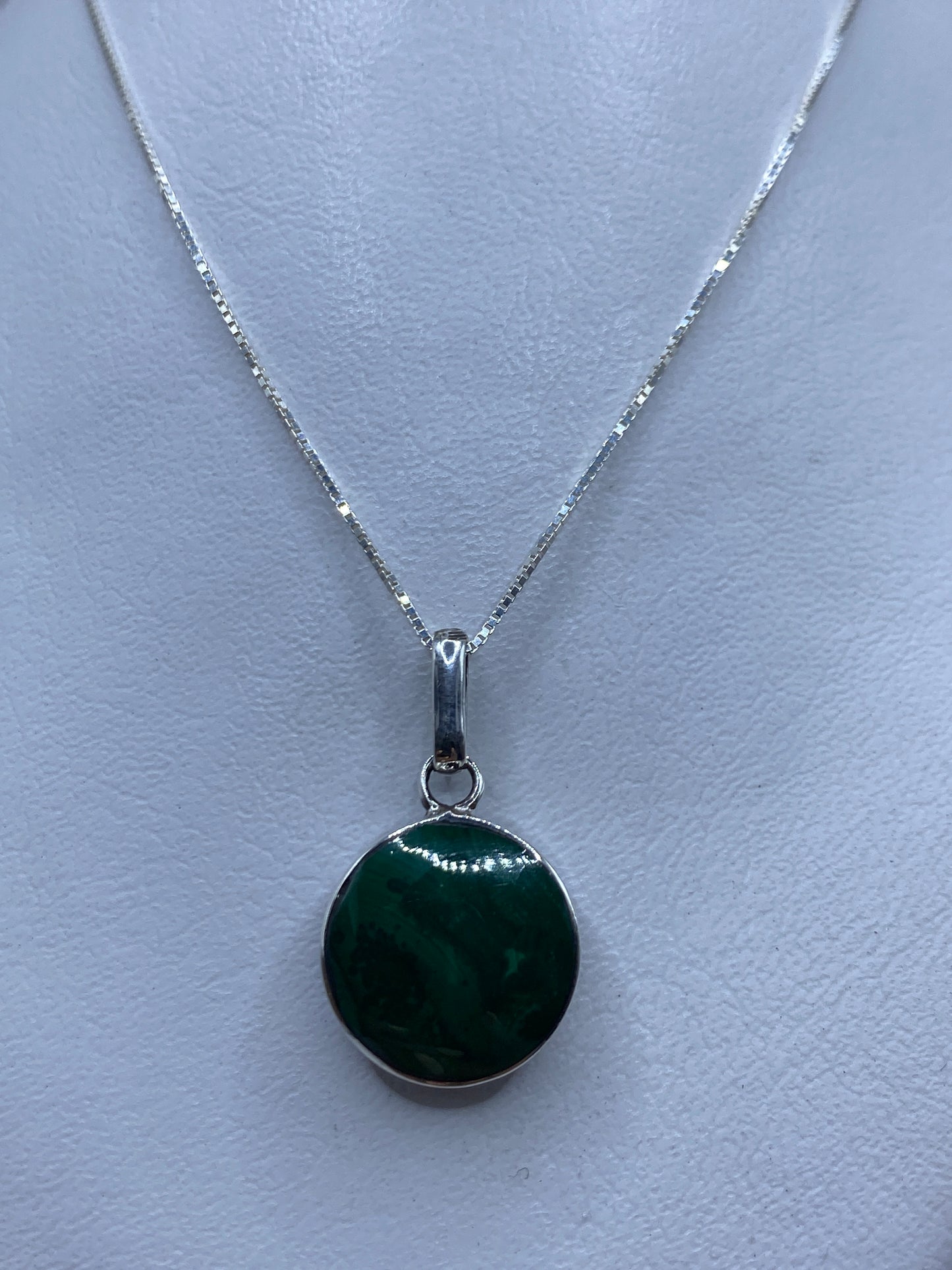 Dije de plata con malaquita verde en cadena plateada — vista frontal