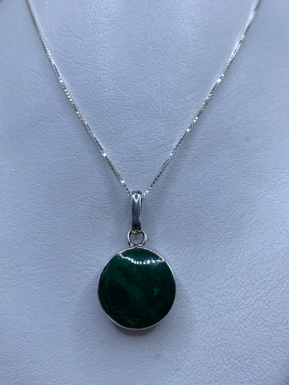 Dije de plata con malaquita verde en cadena plateada — vista frontal
