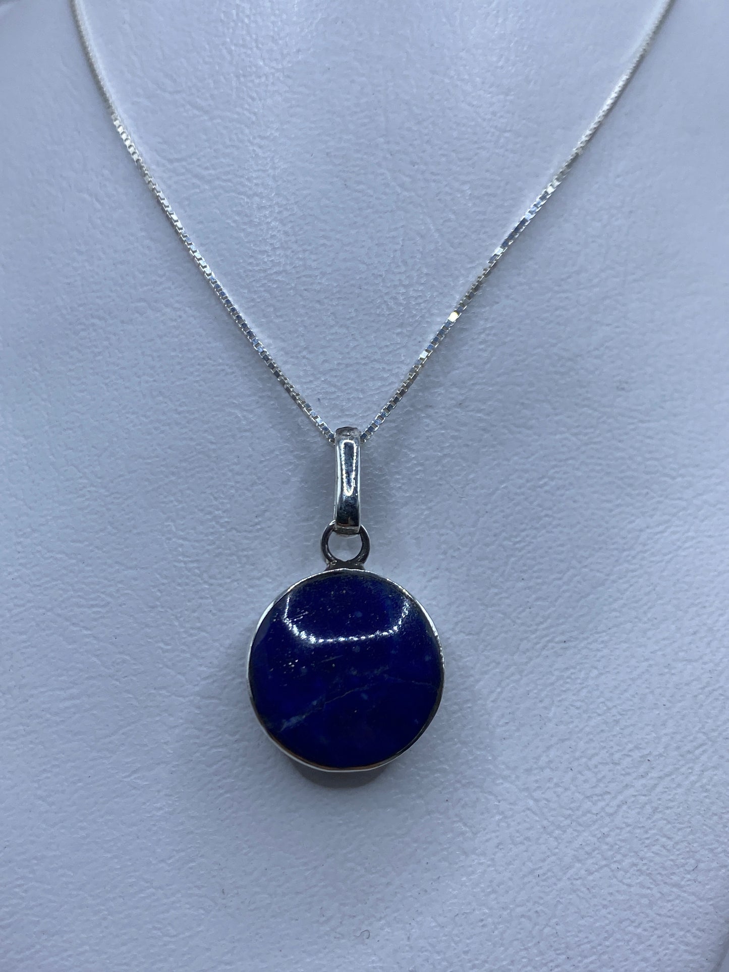 Dije de malaquita de 3.3 cm engastado en plata .925 sobre fondo blanco
