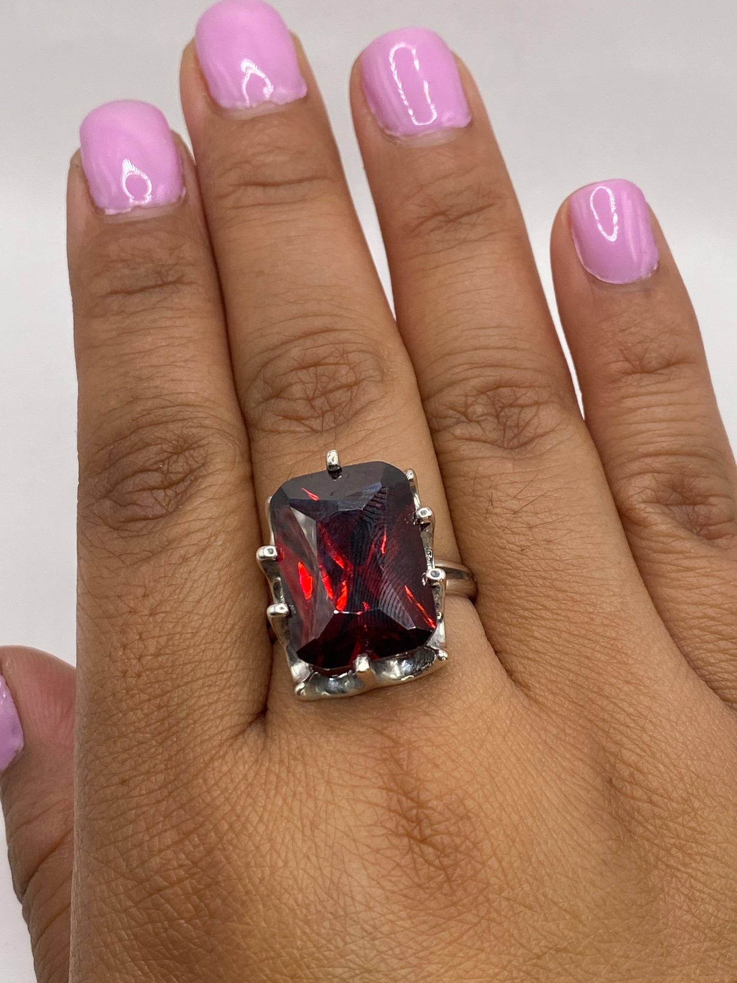 Anillo sobre fondo blanco mostrando sello .925 MEXICO en la banda