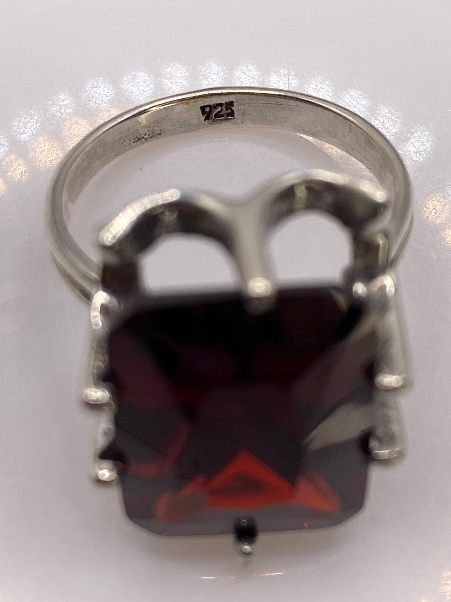 Anillo de Plata Circonia Roja Rectangular — Coctel Audaz — foto 5