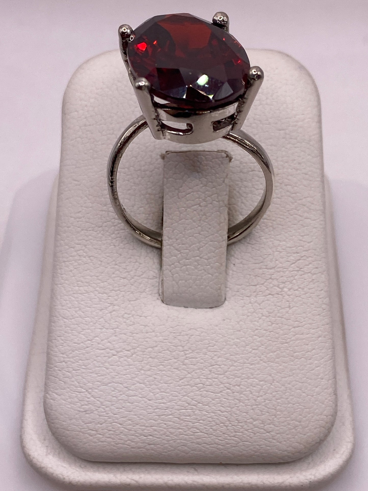 Anillo de Plata con Circonia Roja Ajustable — Solitario Elegante — foto 1