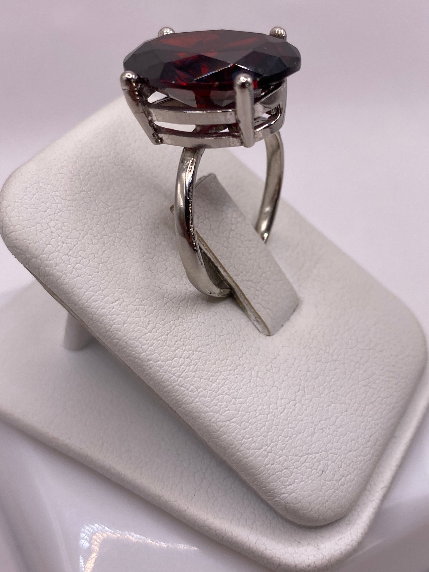 Anillo de Plata con Circonia Roja Ajustable — Solitario Elegante — foto 2