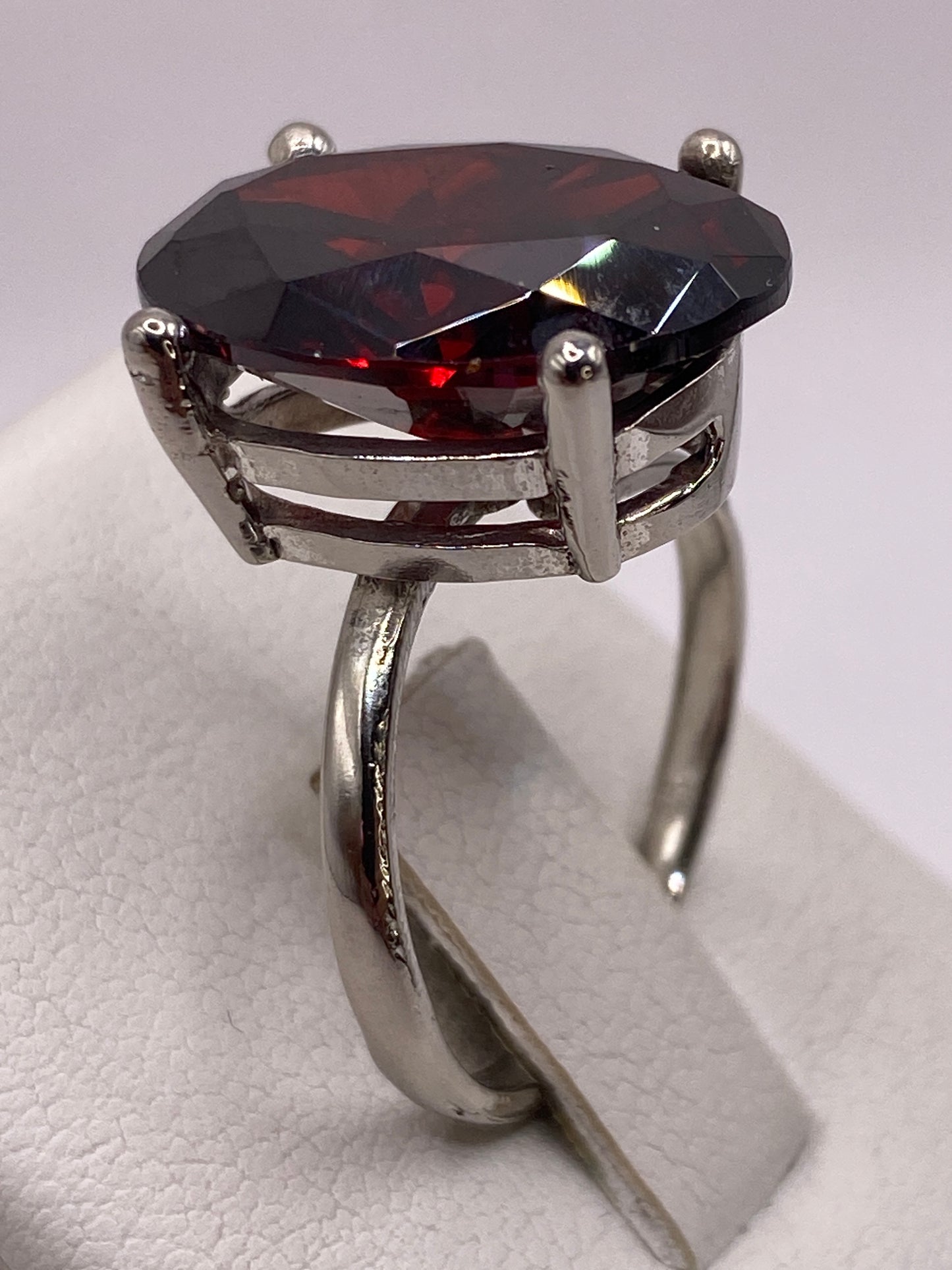 Anillo de Plata con Circonia Roja Ajustable — Solitario Elegante — foto 3