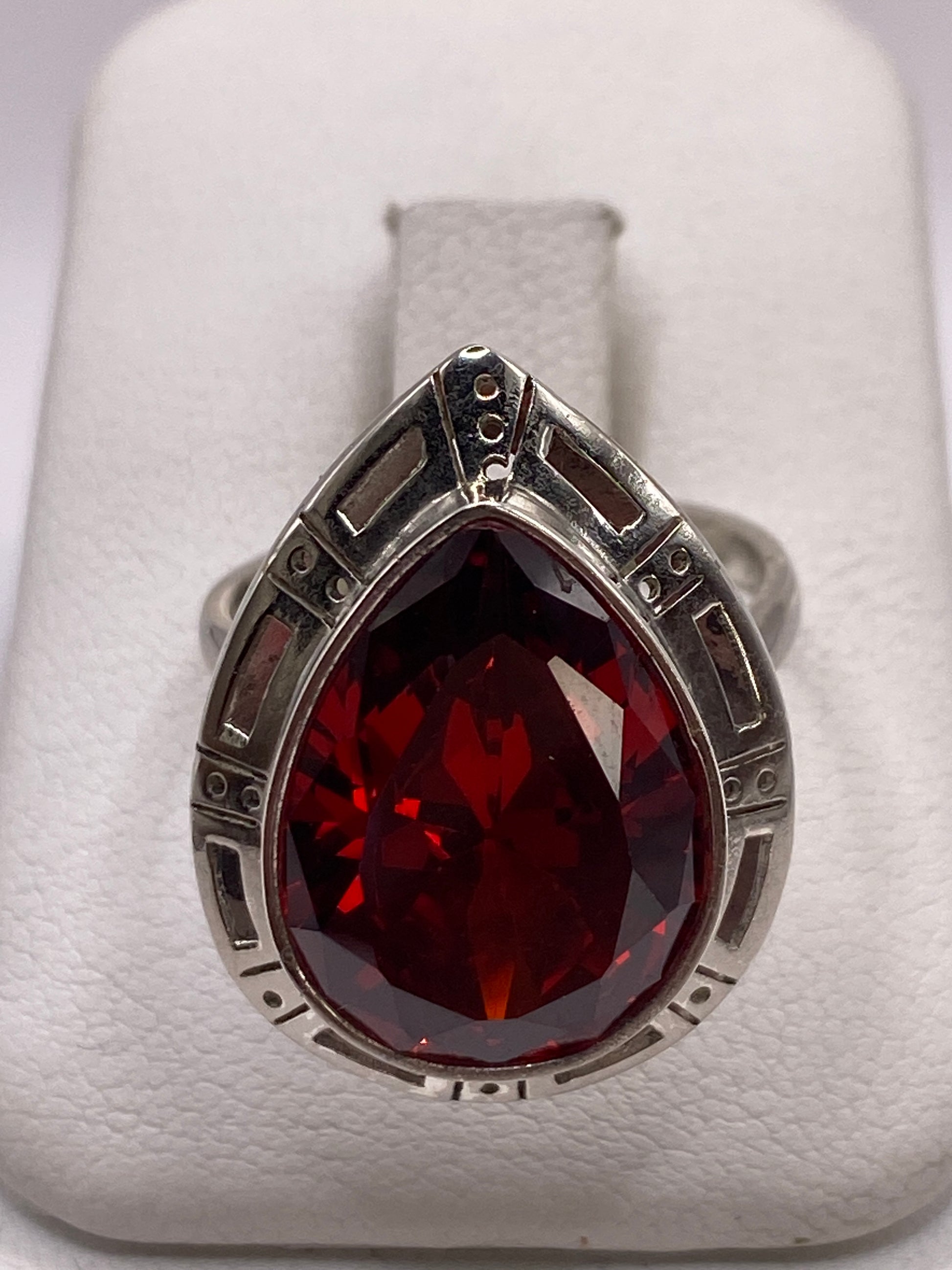 Anillo de plata ajustable con circonia roja brillante, diseño prehispánico geométrico