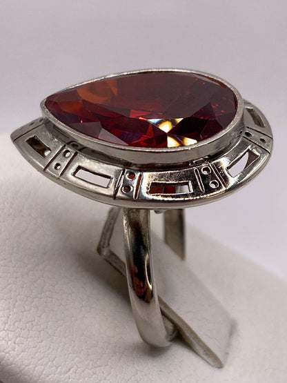 Circonia roja facetada en anillo de plata .925, vista frontal mostrando el brillo intenso