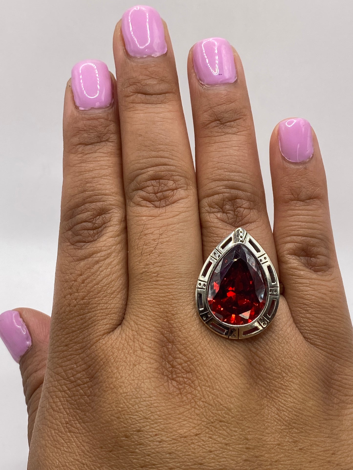 Anillo prehispánico en plata Taxco con circonia roja sobre fondo blanco, mostrando el sello .925