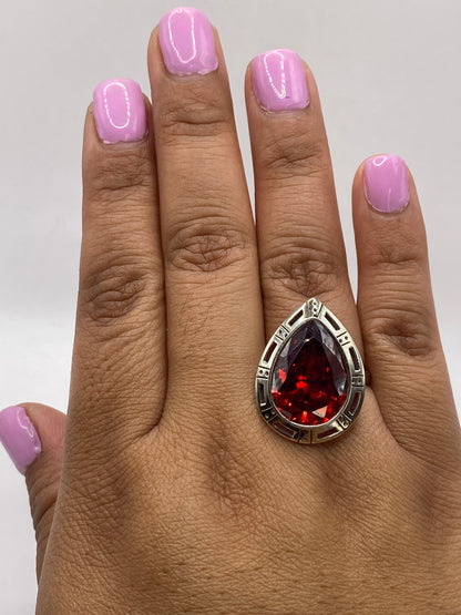Anillo prehispánico en plata Taxco con circonia roja sobre fondo blanco, mostrando el sello .925