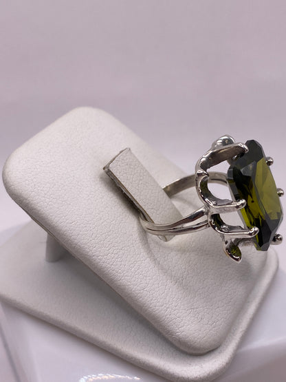 Vista lateral del anillo mostrando la garra ornamental de plata .925