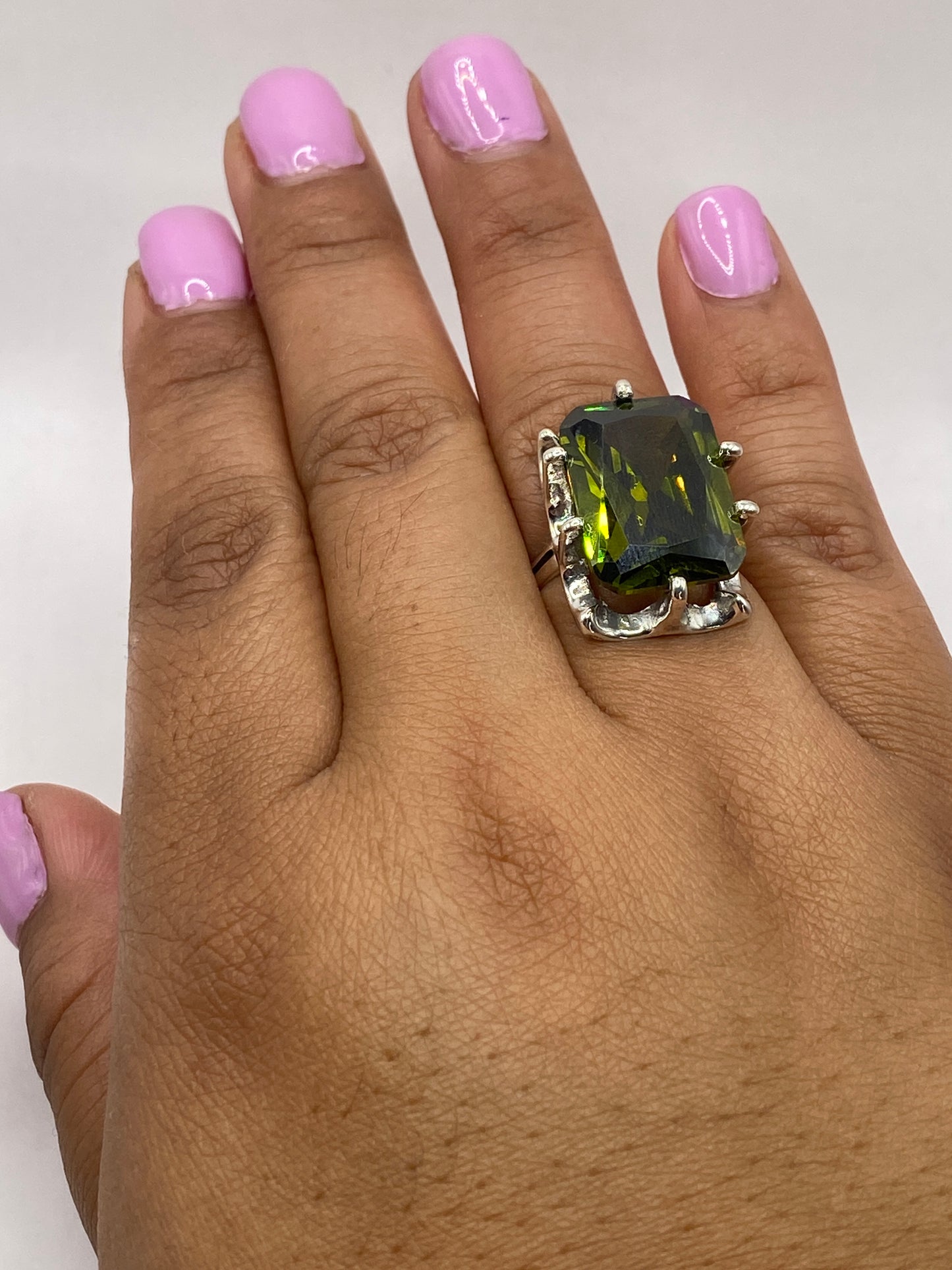Anillo puesto en mano mostrando la profundidad del color verde olivo