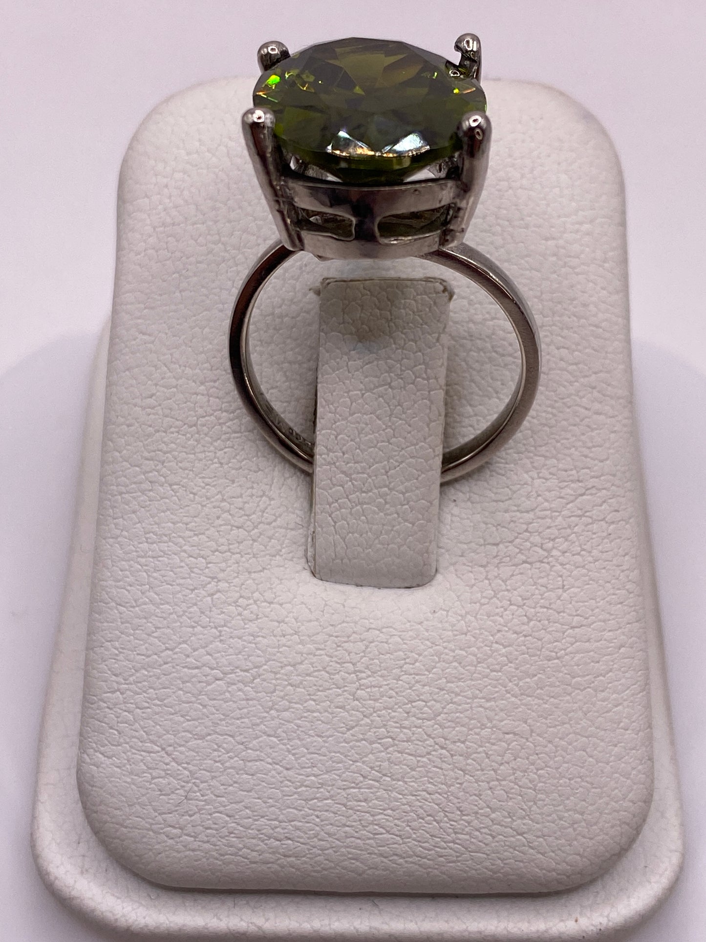 Anillo solitario de plata con circonia verde olivo en estuche blanco