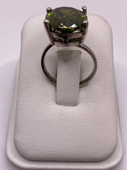 Anillo solitario de plata con circonia verde olivo en estuche blanco