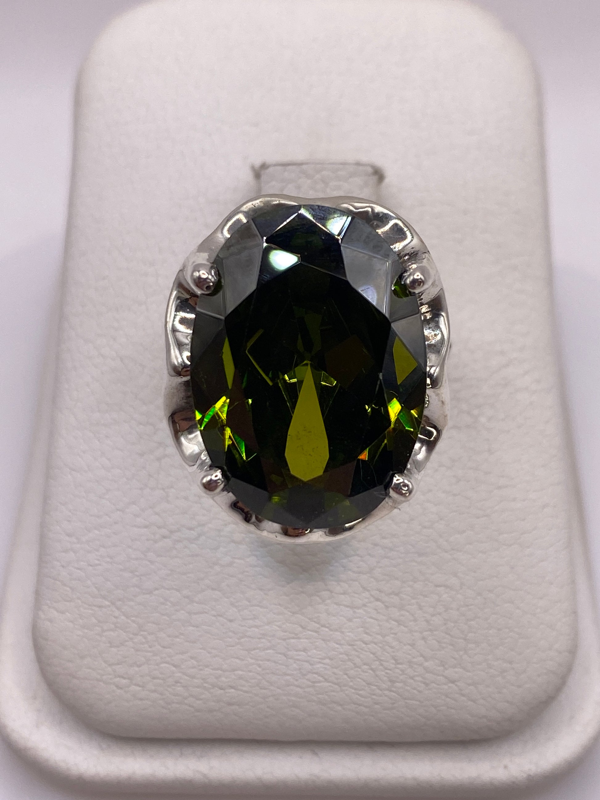 Anillo solitario de plata con circonia verde olivo facetada en estuche blanco