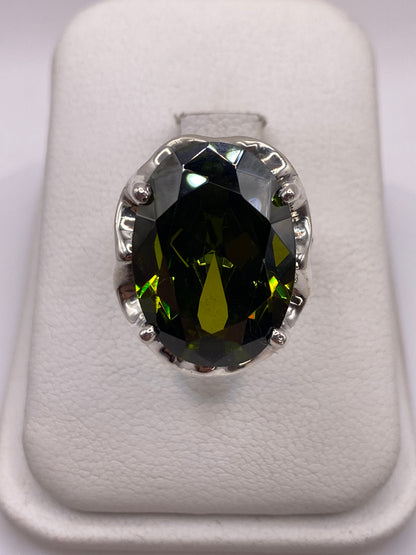 Anillo solitario de plata con circonia verde olivo facetada en estuche blanco