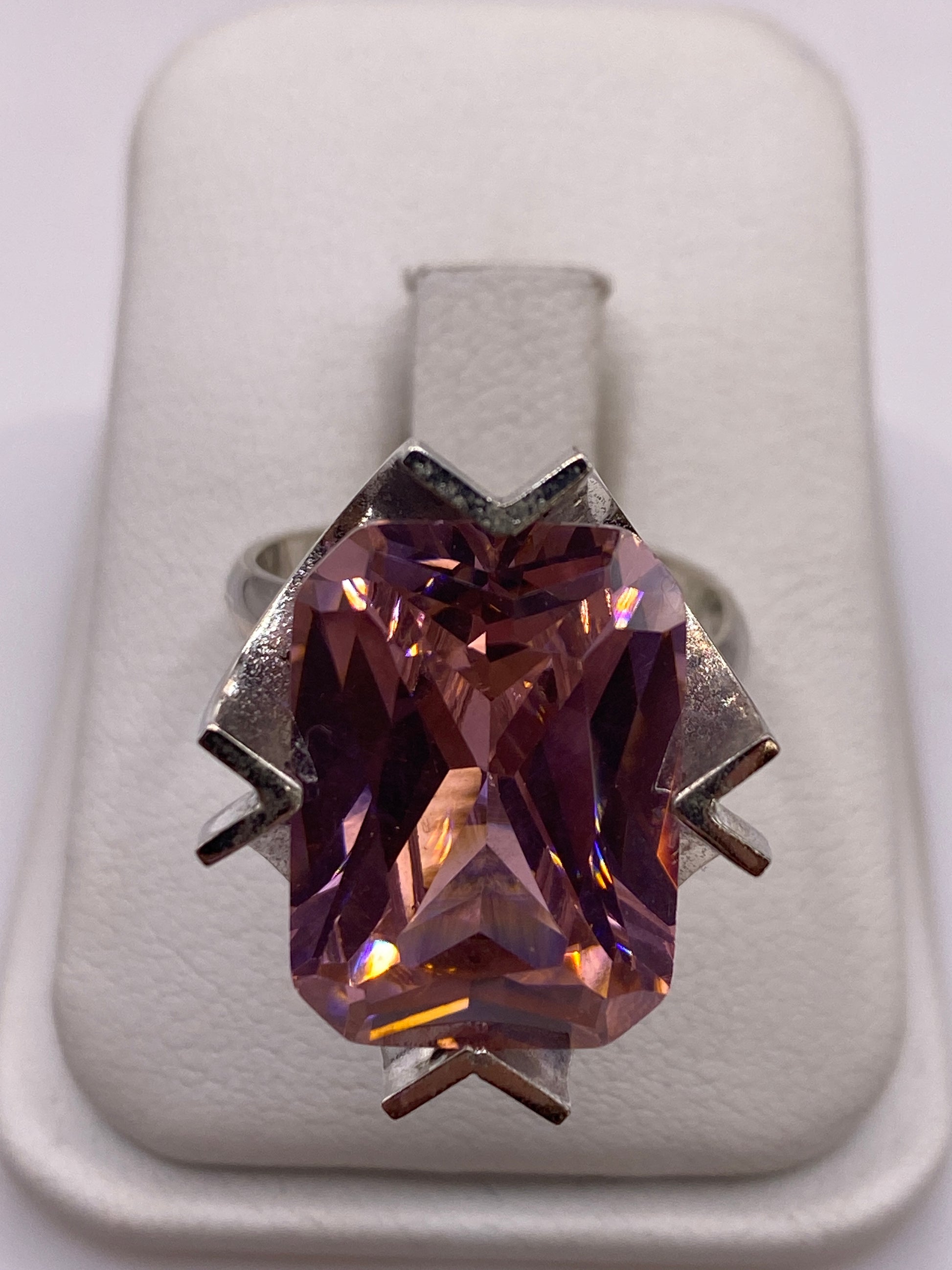 Anillo ajustable de plata con circonia rosa brillante en caja de presentación