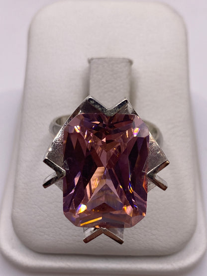 Anillo ajustable de plata con circonia rosa brillante en caja de presentación
