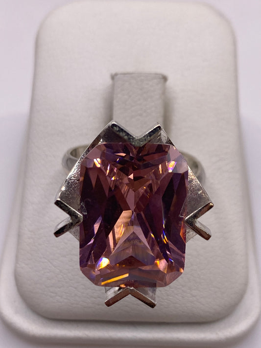 Anillo ajustable de plata con circonia rosa brillante en caja de presentación