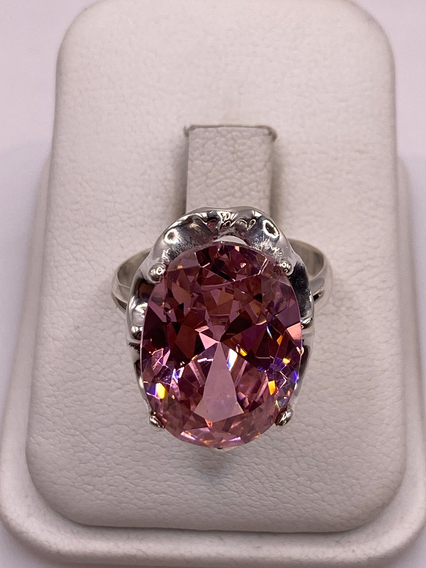 Anillo de plata con circonia rosa oval de frente, mostrando el engaste elegante en Taxco