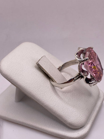 Vista lateral del anillo solitario circonia rosa en plata .925, banda calada detallada
