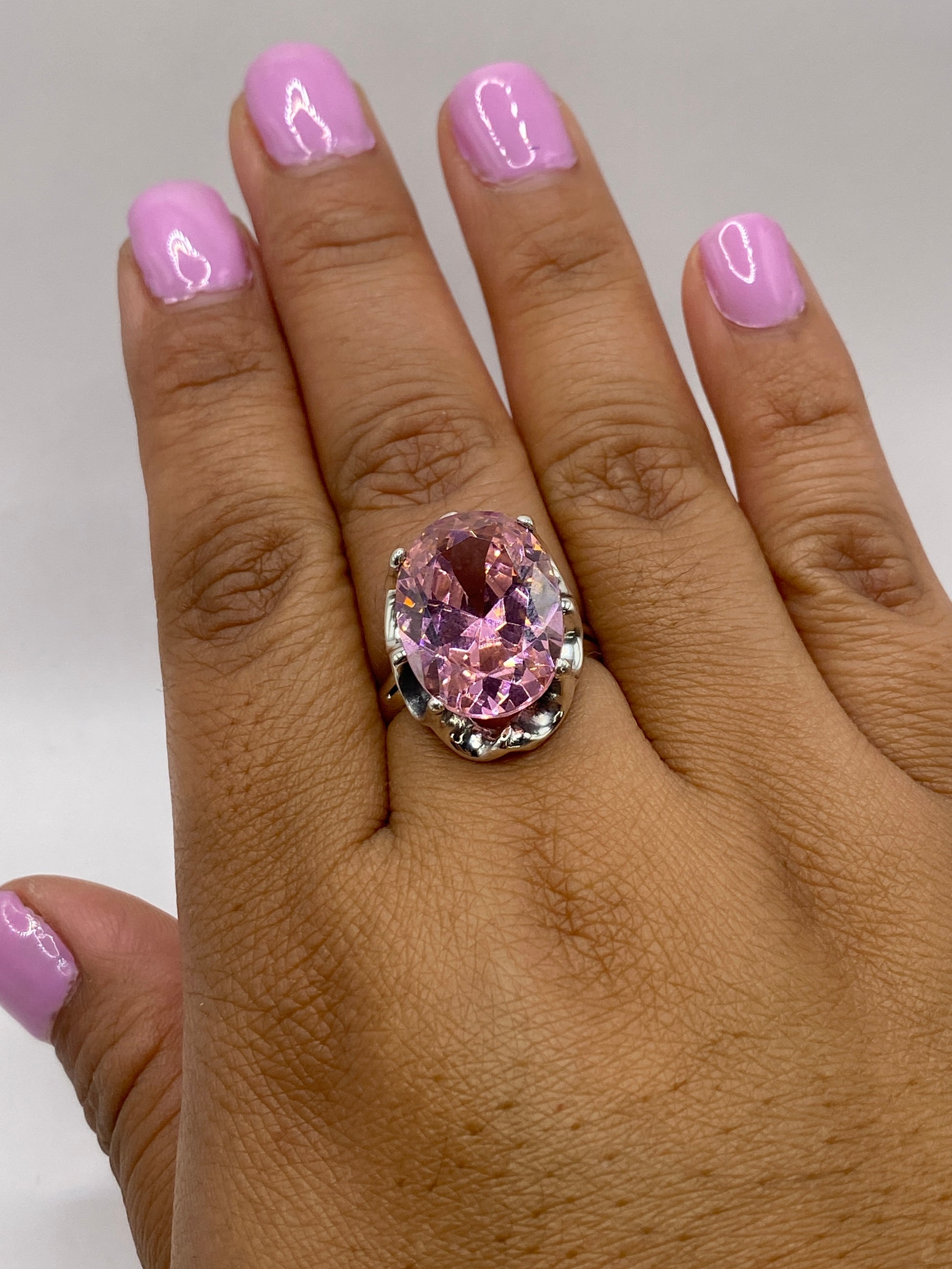 Detalle del sello 925 MEXICO en la banda interna del anillo solitario rosa