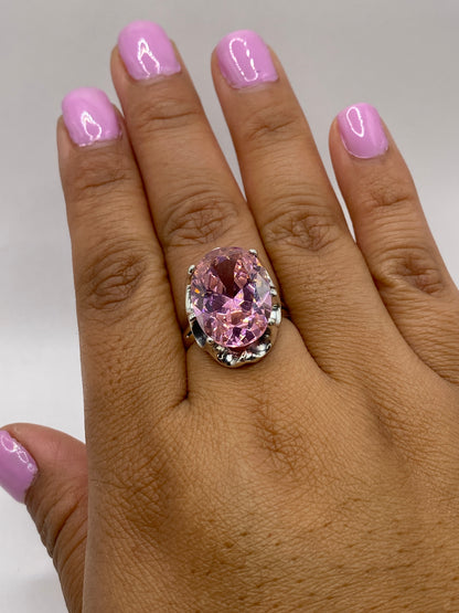 Detalle del sello 925 MEXICO en la banda interna del anillo solitario rosa