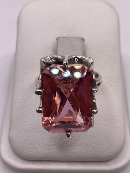 Anillo de plata .925 con circonia rosa rectangular en estuche de presentación blanco
