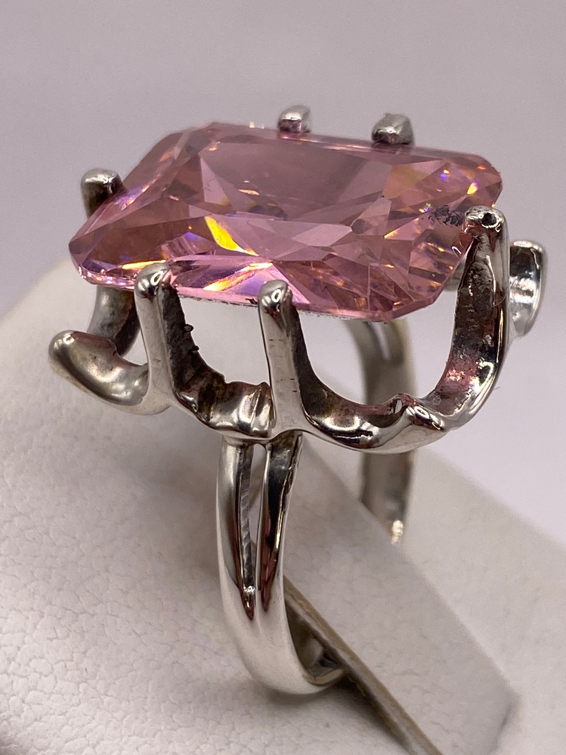 Detalle del fuego y brillo de la circonia rosa rectangular bajo luz natural