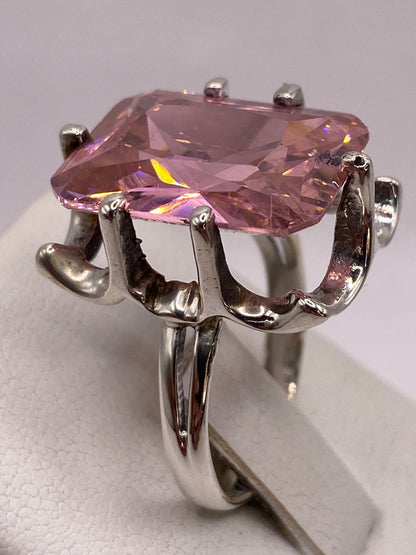 Detalle del fuego y brillo de la circonia rosa rectangular bajo luz natural
