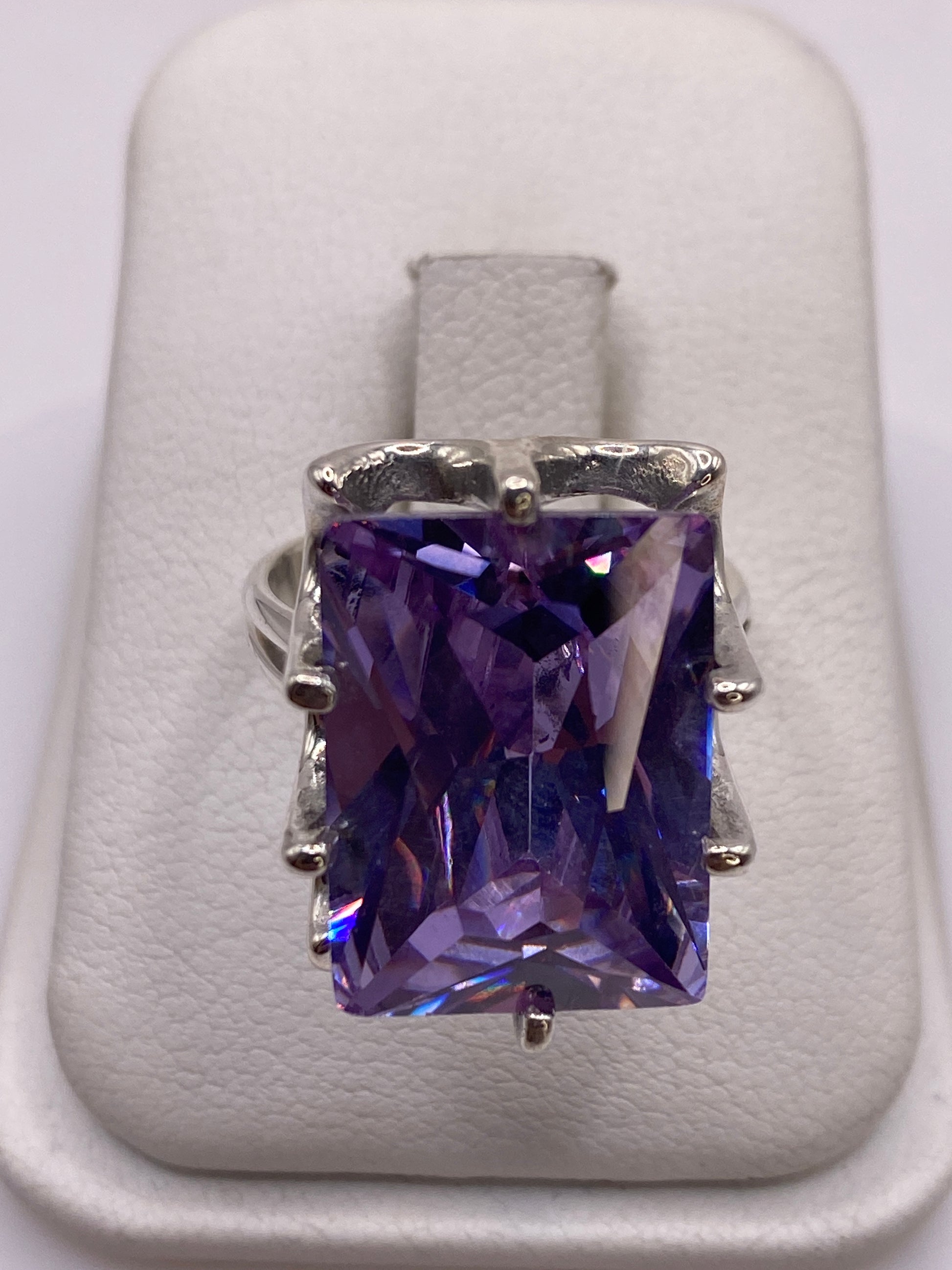 Anillo de plata solitario con circonia morada rectangular, exhibido en estuche blanco