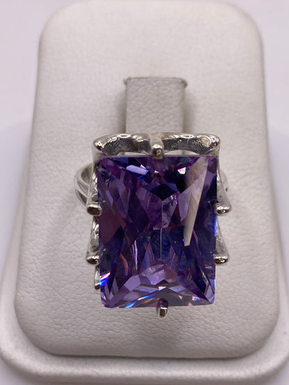 Anillo de plata solitario con circonia morada rectangular, exhibido en estuche blanco