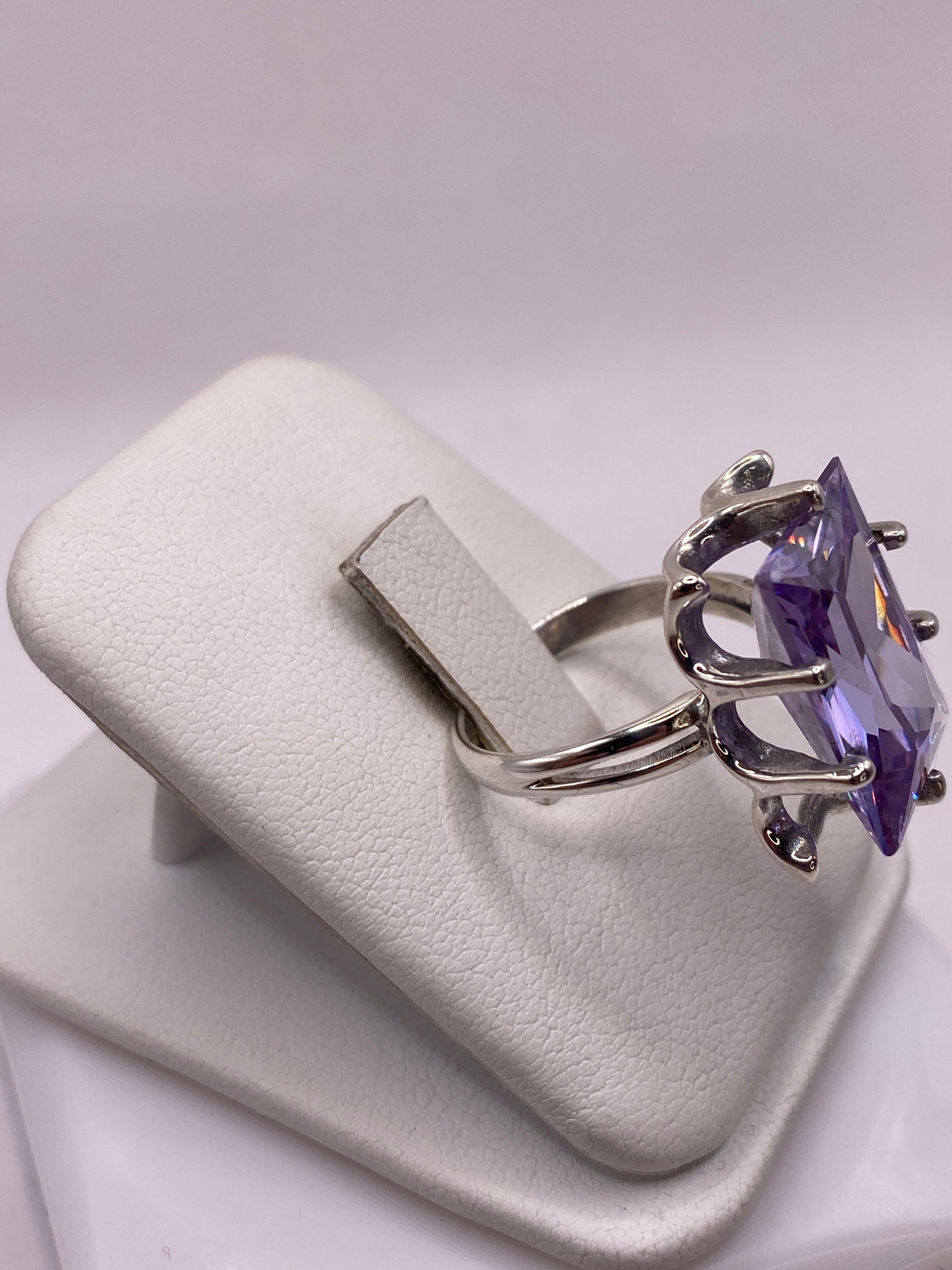 Vista lateral del anillo de plata .925 con circonia morada cortada en rectángulo